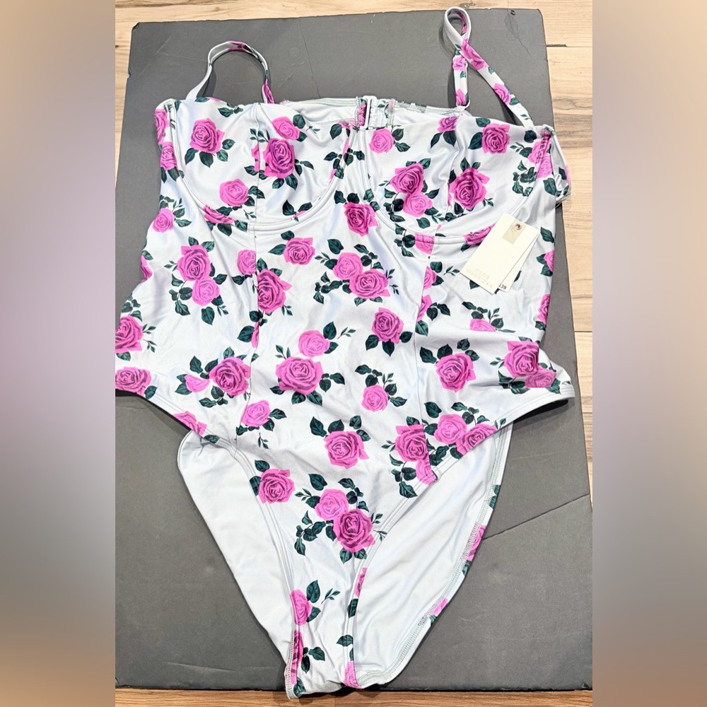 GOOD AMERICAN
Satin Square Neck Swimsuit